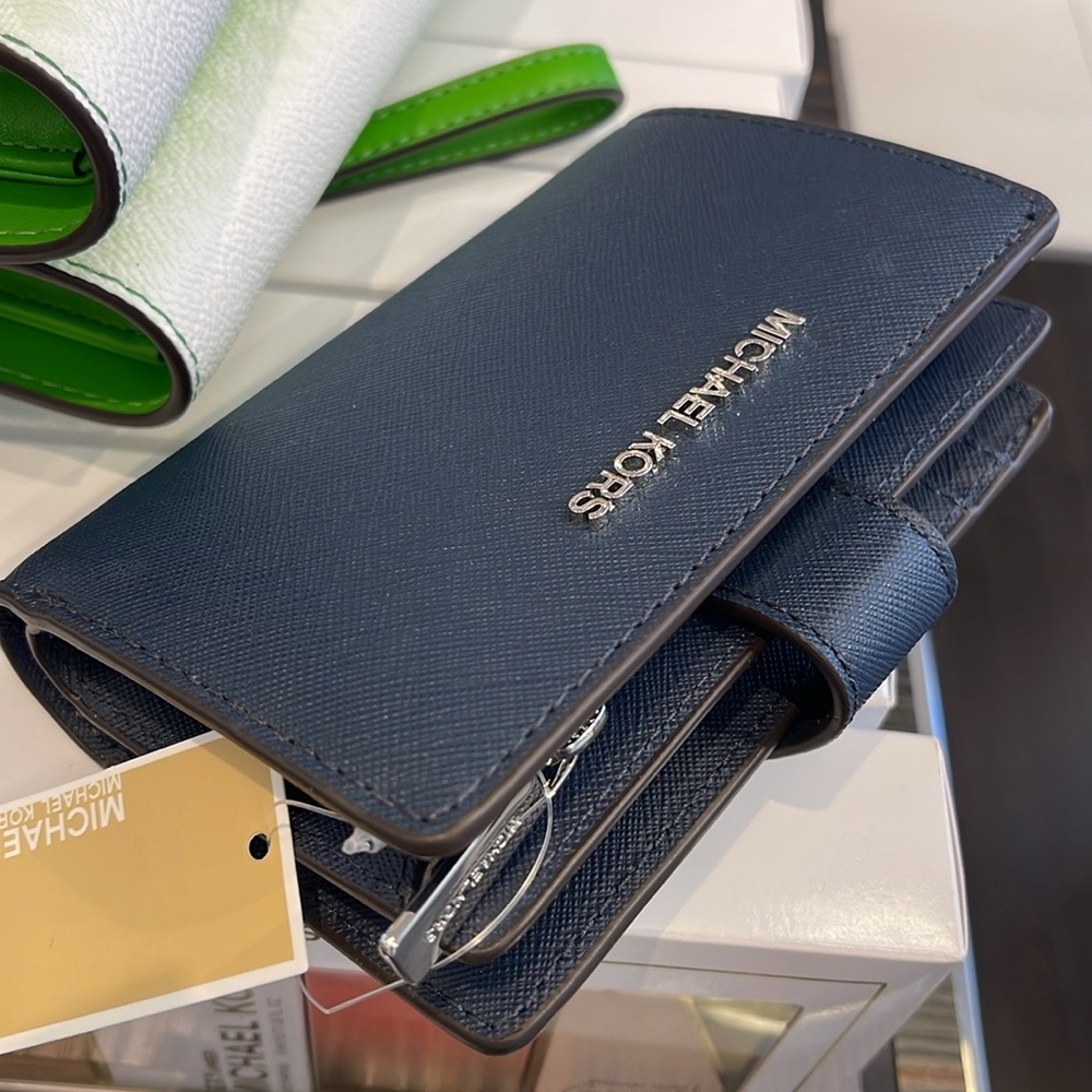 Michael Medium Crossgrain Leather Bifold Wallet
Navy
NWT - Picture 13 of 16